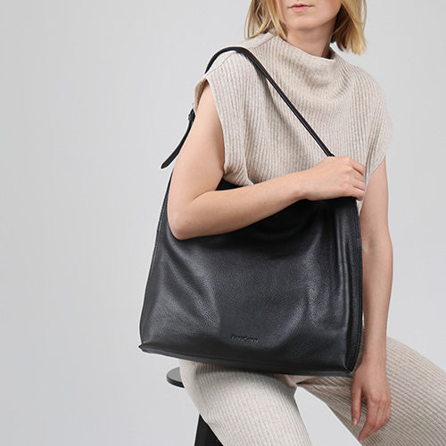 Junge Frau mit damentasche-hobo-bag-leder-shopper-tote-bag